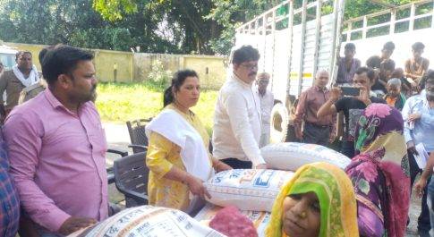पूर्व सहकारिता मंत्री व विधायक बलहा ने किया खाद्यान्न किट का वितरण
