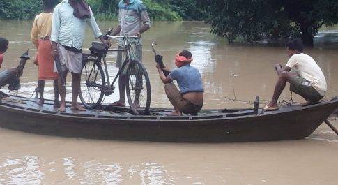 तहसील मिहींपुरवा के बाढ़ प्रभावित क्षेत्रों में भ्रमणशील हैं डीएम व एसपी  बाढ़ प्रभावित क्षेत्रों में युद्ध स्तर पर संचालित किये जा रहे बचाव व राहत कार्य