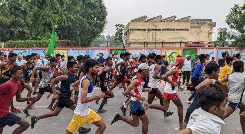 क्रासकंट्री दौड़ के विजेता खिलाड़ियों को नगर मजिट्रेट ने किया पुरस्कृत  प्रभाती फेरी का इन्दिरा स्टेडियम में हुआ समापन