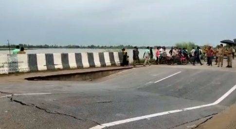 लखीमपुर-बहराइच हाईवे पर बना गायघाट पुल हुआ क्षतिग्रस्त
