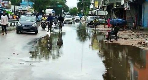 भारत नेपाल सीमावर्ती क्षेत्र में लगातार हो रही बरसात से जनजीवन अस्त व्यस्त