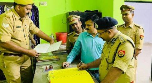 जिलाधिकारी श्री दिनेश चंद्र व वरिष्ठ पुलिस अधीक्षक बहराइच श्री केशव कुमार चौधरी द्वारा थाना मूर्तिहा का किया गया आकस्मिक निरीक्षण, दिये गये आवश्यक दिशा निर्देश