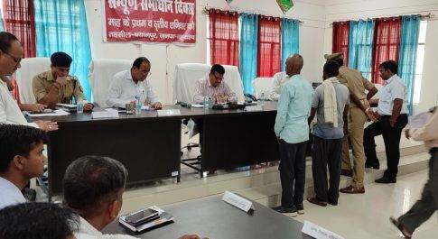 डीएम की अध्यक्षता में पयागपुर में सम्पन्न हुआ सम्पूर्ण समाधान दिवस  11 कृषकों को वितरित किये गये लाही बीज के मिनी किट
