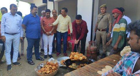 जिलाधिकारी व पुलिस अधीक्षक ने पाककला में आज़माएं हाथ  कैसरगंज में डीएम ने बाढ़ पीड़ितों केे लिए छानी पूरी  एसपी ने बाढ़ प्रभावित की कढ़ाई में चलाया खोया