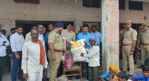डीएम व एसपी ने बाढ़ पीड़ितों को वितरित की राशन किट