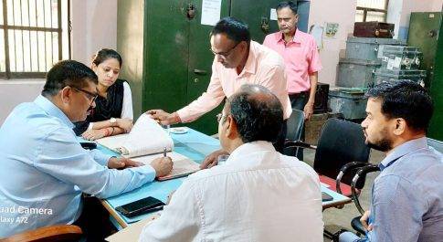 डीएम ने किया जिला कोषागार का निरीक्षण
