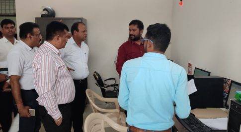 जिलाधिकारी ने डाटा फीडिंग कार्य का किया निरीक्षण