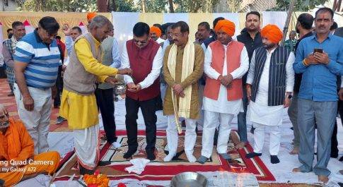 विधायक नानपारा ने डीएम के साथ किया चीनी मिल नानपारा के पेराई सत्र का शुभारम्भ