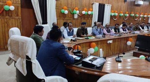 डीएम की अध्यक्षता में सम्पन्न हुई जिला सड़क सुरक्षा समिति की बैठक