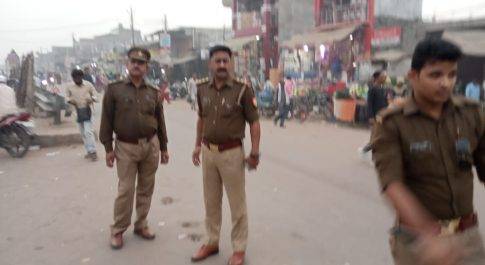 प्रभारी निरीक्षक ने यातायात नियमों के बारे में लोगों को जागरूक किया