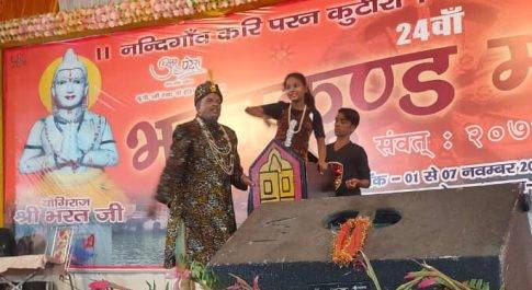 भरतकुंड महोत्सव में छा गया जादूगर राकेश का जादू