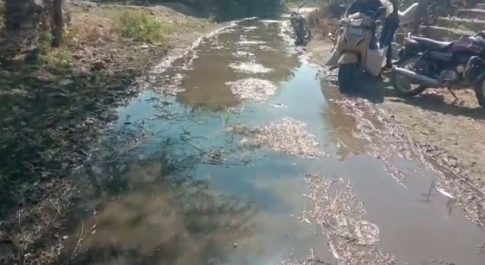 मुख्य सड़क पर जल निकासी की कोई व्यवस्था नहीं होने के कारण सड़क पर फैल रहा कीचड़
