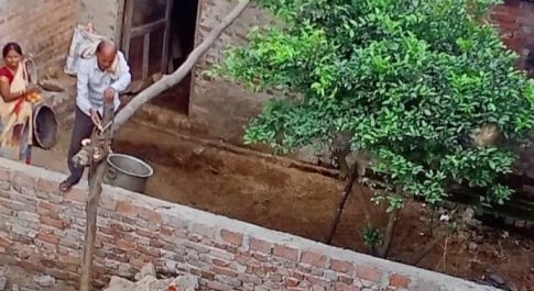 भूंमाफ़िये दबंगों से अपनी जमीन को बचाने को दर-दर ठोकरें खाने को मजबूर है वृद्ध