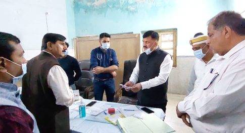 प्राइवेट नर्सिंग होम्स व पैथालॉजी से डेंगू जांच का डाटा प्राप्त करने का डीएम ने दिया निर्देश  डीएम ने महर्षि बालार्क जिला चिकित्सालय का किया औचक निरीक्षण