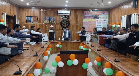संविधान दिवस के अवसर पर जिलाधिकारी ने दिलायी शपथ