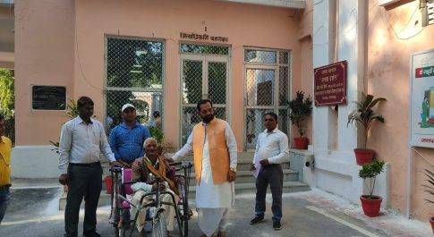 दिव्यांग अशर्फी लाल को विधायक पयागपुर ने सौंपी ट्राइसाइकिल दिव्यांग के सम्मान में कलेक्ट्रेट गेट तक छोड़ने गए विधायक गन्तव्य तक किराया देकर किया विदा