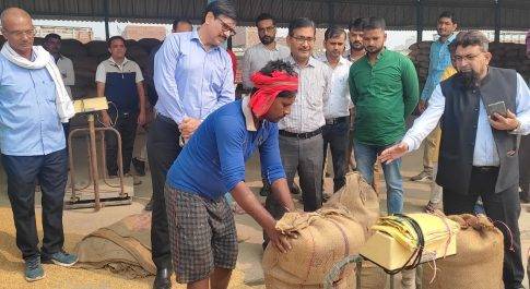 नोडल अधिकारी ने क्रय एजेन्सियों के साथ की बैठक शासन के मंशानुसार धान खरीद किये जाने के दिये गये निर्देश मण्डी स्थल पर संचालित क्रय केन्द्रों का किया निरीक्षण