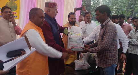 कृषि फार्म नानपारा को कृषि मंत्री ने सौंपी ट्रैक्टर की चाभी 21 कृषकों को वितरित किया गया बीज मिनी किट