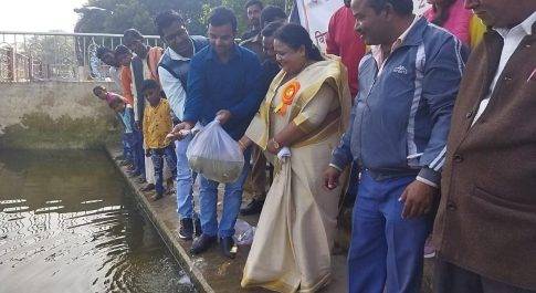 विश्व मात्स्यिकी दिवस के अवसर पर प्रशिक्षित किए गए मत्स्य पालक  सरयू नदी में हुआ मत्स्य बीज का संचय