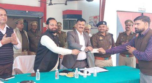 थाना पयागपुर में आयोजित समाधान दिवस का डीएम, एसपी ने किया निरीक्षण  विधायक पयागपुर के साथ उत्कृष्ट कार्य के लिए लेखपालों को किया पुरस्कृत