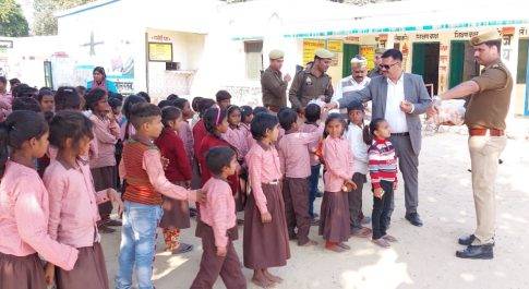 प्राथमिक विद्यालय बनकटा का डीएम ने किया औचक निरीक्षण  जिले के सबसे तेज़ धावक की थपथपाई पीठ
