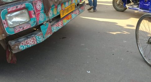 ट्रक की चपेट में आकर एक नेपाली युवक घायल