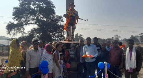 किसान सभा की मांग पर शहीद कमलेश की प्रतिमा का हुआ जीर्णोद्धार, मां ने किया लोकार्पण