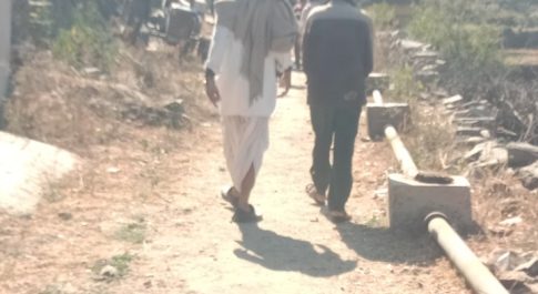श्मशान घाट एवं भोलेनाथ के मंदिर के मार्गों पर फैले कचरे से ग्रामीणों के लिए परेशानी, सफाई की हो रही मांग
