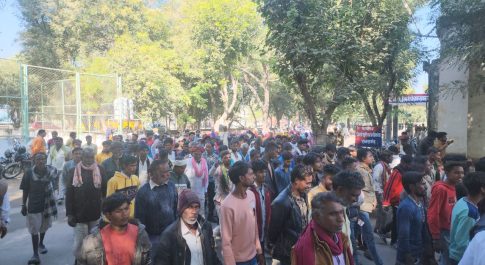 भील समाज ने जिला कलेक्टर नीलाभ सक्सेना को मारपीट के मामले में कार्यवाई की मांग करते हुए ज्ञापन सौंपा