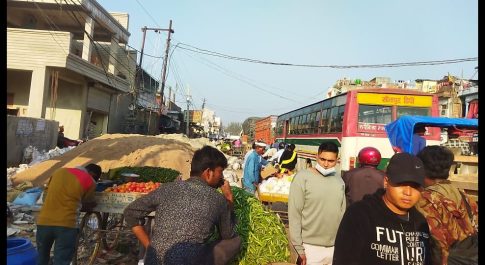 बालू,मौरंग‌ डाल कर मेन हाईवे पर अतिक्रम से लोगों का पैदल चलना दुश्वार