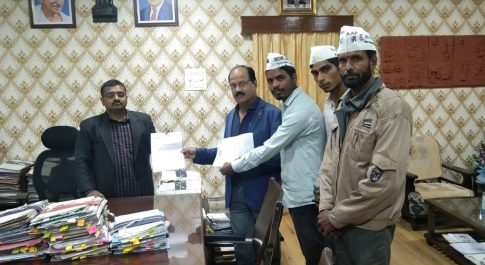 पेपर आउट मामले में सीबीआई जांच के लिए आम आदमी पार्टी के कार्यकर्ताओ ने ज्ञापन सौंपा