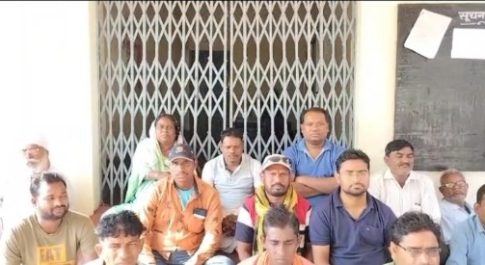 रिश्वत मांगने पर दीपका तहसील के गेट पर बैठे भू–विस्थापित, कामकाज ठप्प ; किसान सभा की घोषणा : जहां रुकेगी फाइलें, वहीं होगा आंदोलन