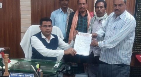 माकपा ने एसडीएम को सौंपा ज्ञापन, सुराकछार बस्ती के भू-धसान प्रभावित किसानों के लिए मांगा मुआवजा