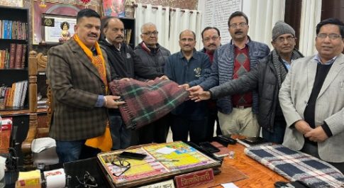 भीषण ठंड के चलते व्यापार मंडल ने निराश्रितों को बांटे कंबल