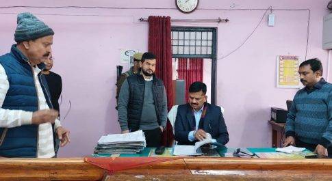 डीएम ने तहसील सदर का किया निरीक्षण