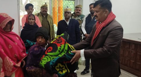 कड़ाके की ठन्ड में आए फरियादियों को डीएम ने ओढ़ाया कम्बल कम्बल पाकर फरियादियों के चेहरों पर आई मुस्कान