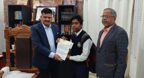 तैराकी चैम्पियन शिप 2022 में जिले का नाम रोशन करने पर सम्मानित हुए उत्कर्ष