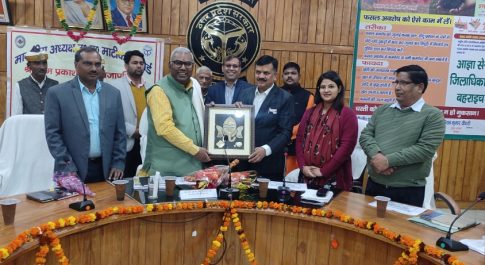 उत्तर प्रदेश माटी कला बोर्ड के अध्यक्ष ने किया जनपद का भ्रमण  विभागीय योजनाओं की समीक्षा तथा लाभार्थियों को वितरित की गयी पापकार्न मेकिंग मशीन