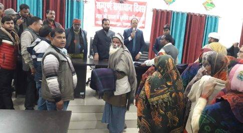 विधायक पयागपुर ने निर्धन, असहाय व निराश्रितों को बांटे कम्बल