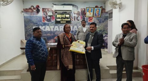 किन्नर समुदाय के अध्यक्ष को डीएम ने भेंट किया परिचय पत्र