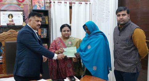 मृतक श्रमिक के आश्रित पत्नी को प्रदान किया गया मुआवजे की धनराशि का चेक