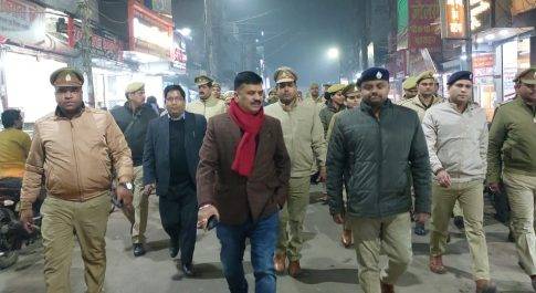 डीएम व एसपी ने किया नगर के प्रमुख स्थानों का पैदल भ्रमण