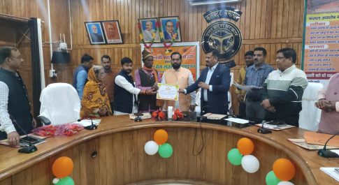 प्रधानमंत्री फसल बीमा योजना के प्रचार वाहन को विधायक व डीएम ने दिखायी हरी झण्डी