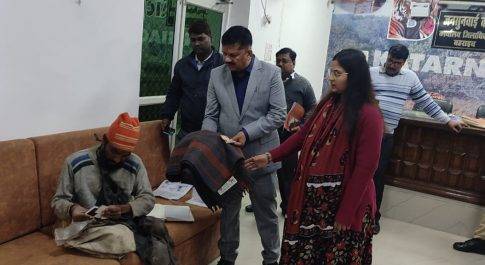 डीएम के जनता दर्शन में पहुॅचे दिव्यांग गुलाम हुसैन को मिली ट्राईसाइकिल की सौगात  दिव्यांग फरियादी को घर तक जाने का दिया किराया  ठण्ड से बचाव के लिए भेंट किया कम्बल
