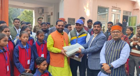 नेशनल स्पोर्टस मीट में शामिल होंगे जिले के 17 थारू छात्र-छात्राएं ,विधायक महसी व पयागपुर ने हरी झण्डी दिखाकर दल को किया रवाना
