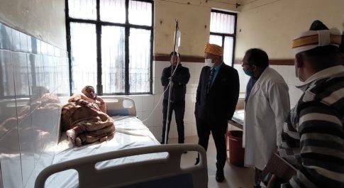 डीएम ने सीएचसी कैसरगंज का किया औचक निरीक्षण  बाहर से लिखी जांच व दवाये तो होगी सख्त कार्यवाही: डीएम