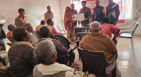 प्रशासन गांव की ओर समस्याओं की सुनवाई के साथ योजनाओं की प्रदान की जा रही जानकारी  योजनाओं से किया जा रहा है पात्र लोगों को लाभान्वित