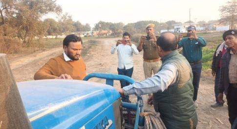 चीनी मिल चिलवरिया में ट्रैक्टर-ट्रालियों में लगाये गये रेफ्लेक्टर
