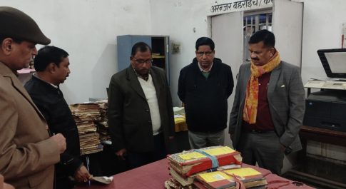 डीएम ने कलेक्ट्रेट के विभिन्न पटलों का किया औचक निरीक्षण