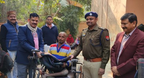 तहसील बहराइच सदर में सम्पन्न हुआ कम्बल वितरण कार्यक्रम  कम्बल पाकर खिले असहायों के चेहरे  नगर व ग्रामीण क्षेत्र के 127 लोगों को वितरित किया गया कम्बल
